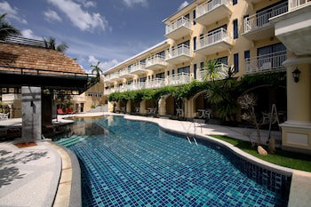 Hotel The Front Village (Sha)