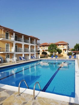 Hotel Village Inn Studios & Family Apartments