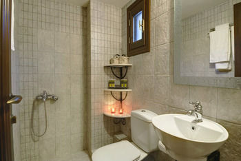 Iris Guesthouses & Suites