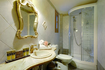 Iris Guesthouses & Suites