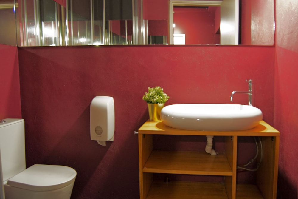 Avenue Hostel & Suites