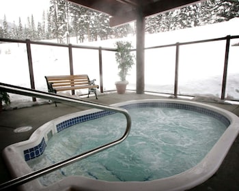 Hotel Nancy Greene's Cahilty Hotel & Suites