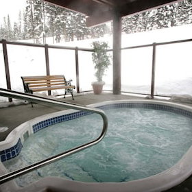Hotel Nancy Greene's Cahilty Hotel & Suites cazare Chase