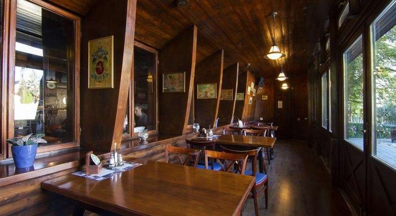 Arany Szarvas Fogadó És Captain Drakes Pub