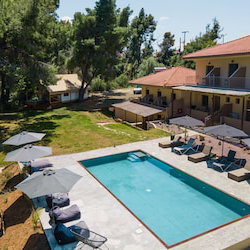 Hotel Pefkon Suites cazare Afytos