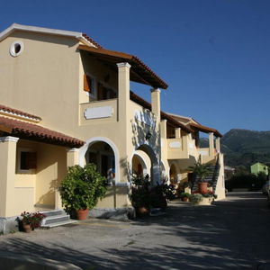 Sejur Feeloxenia Corfu Harris Apartments vacanta Acharavi