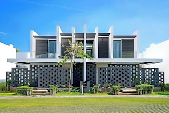 Oceanami Villas & Beach Club
