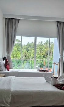 Hotel Am Surin Place (Sha)