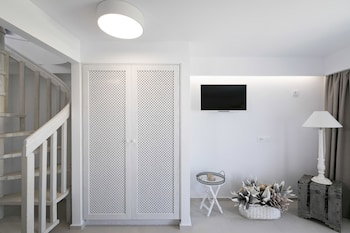 White Pearls Luxury Suites - Adults Only