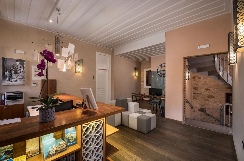 dal travel Ambassadors Residence