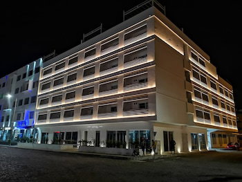 Hotel Oasis White Hotel