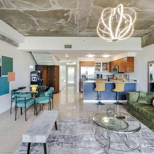 Sejur Hang Ten 2 Story Townhome, Pool, Midtown Near All vacanta Midtown