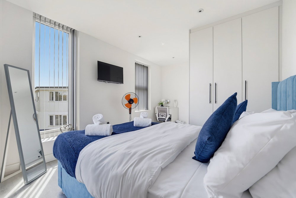Hotel 2-Bed With Balcony In Northfields -Apt 4