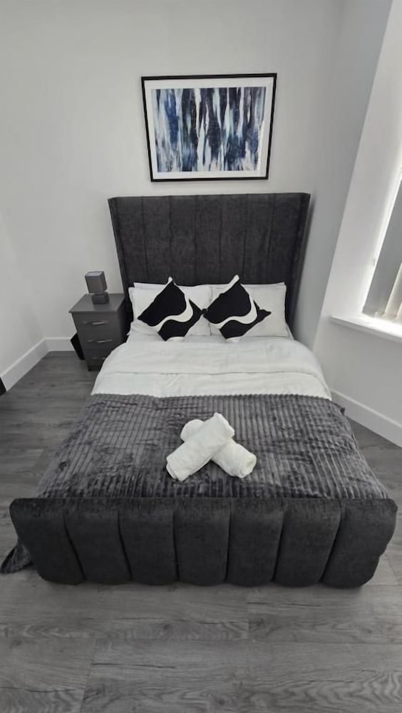 Hotel Spacious 6-Bedroom All En-Suite House