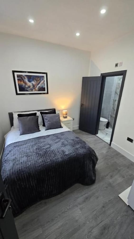 Spacious 6-Bedroom All En-Suite House
