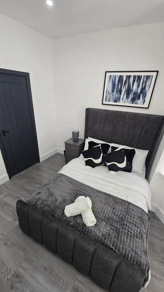 Spacious 6-Bedroom All En-Suite House