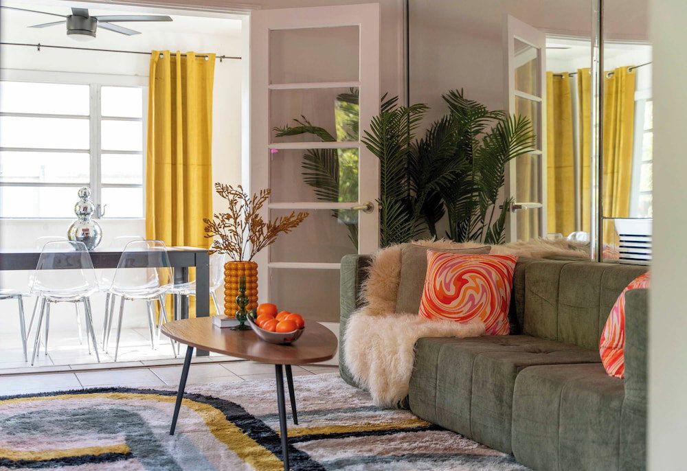 Hotel Retro Rewind, Stylish, Near Design District Miami
