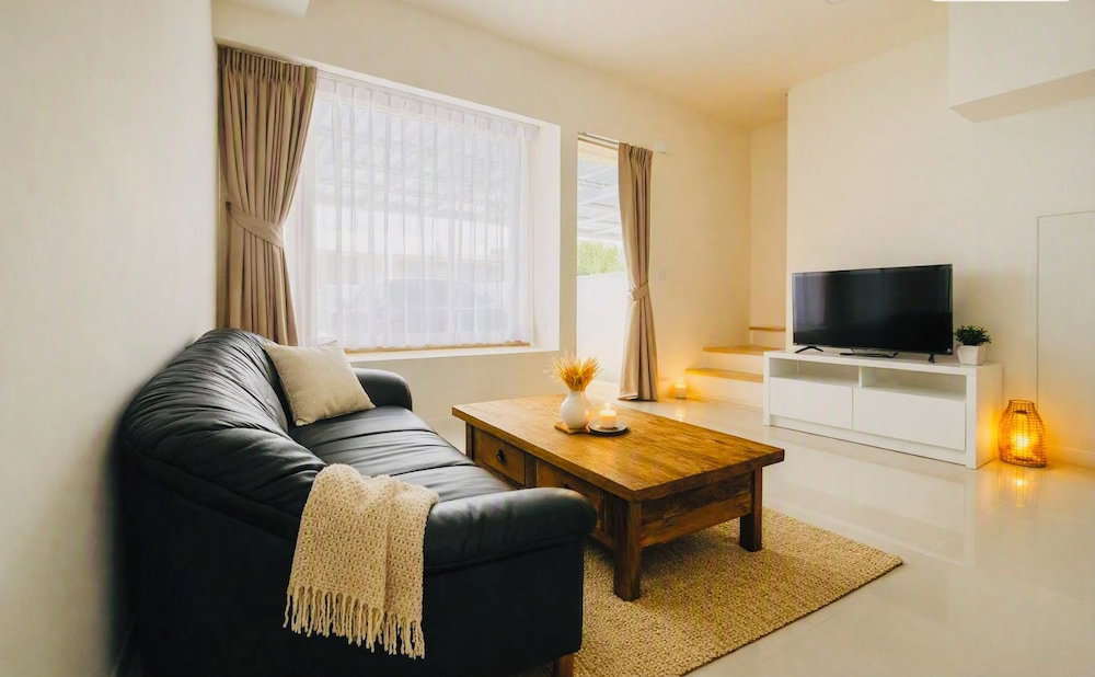 Hotel Spacious 3-Bedroom House With Shared Pool Near Mega Bangna