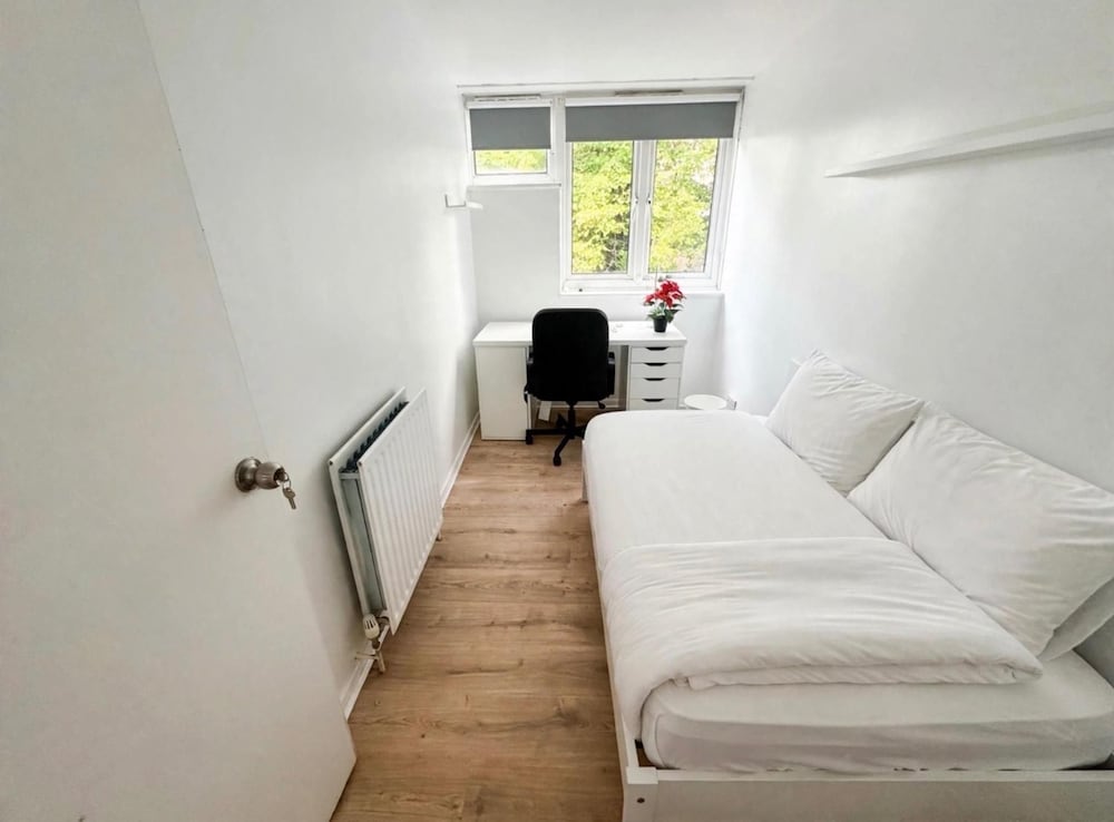 Foresthill 3-Bed Home, Sleeps 5 With Parking