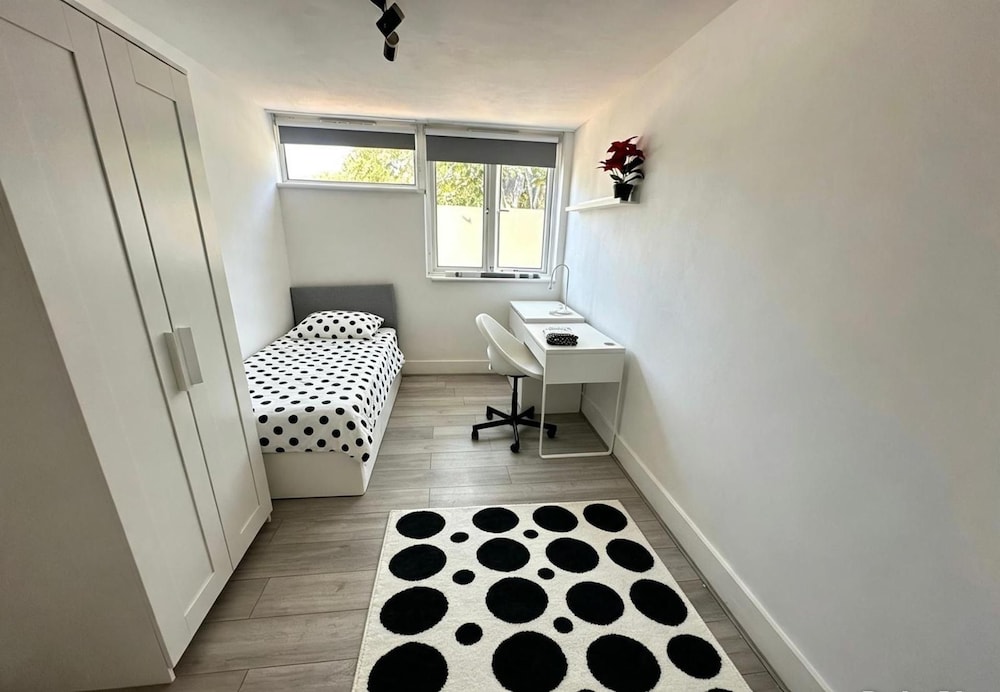 Foresthill 3-Bed Home, Sleeps 5 With Parking