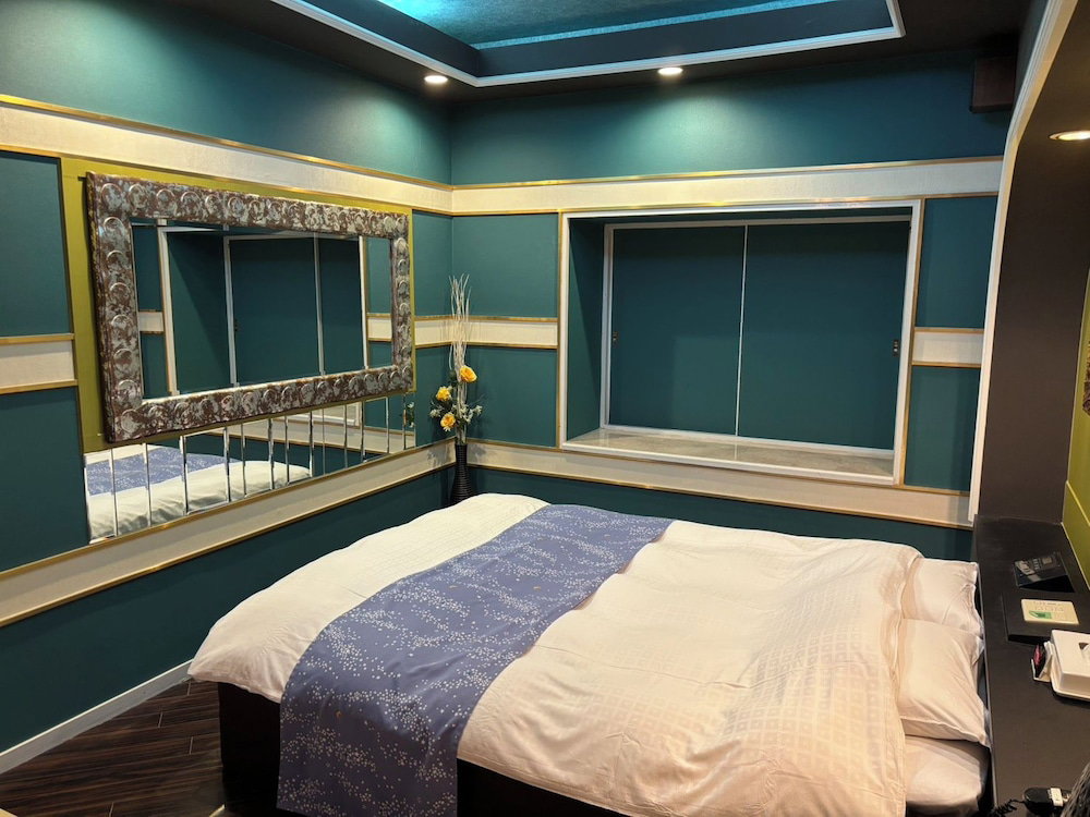 Hotel Roomer - Adults Only