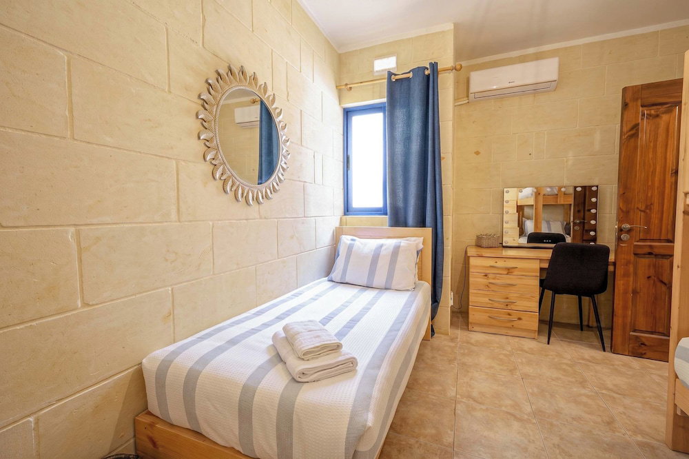 Stylish 2Br Apt In Gozo W/ Pool, Balcony