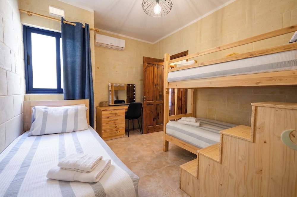 Stylish 2Br Apt In Gozo W/ Pool, Balcony