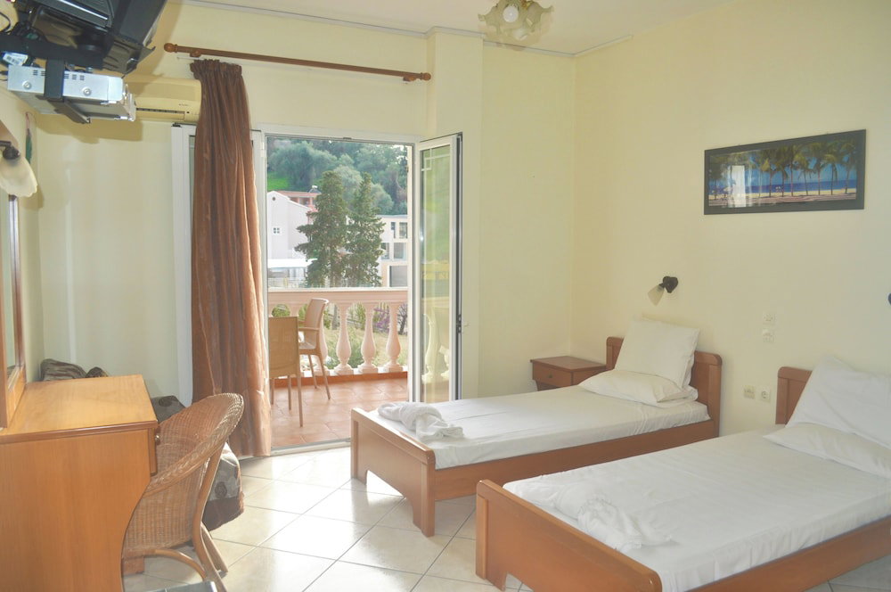 Holiday House Letta In A Very Quiet Location In Agios Gordios Beach, Corfu