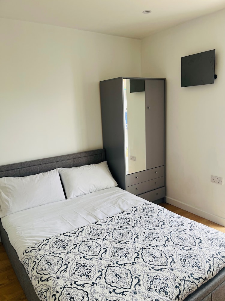 Hotel Studio Sleeps 2 With Garden And Parking