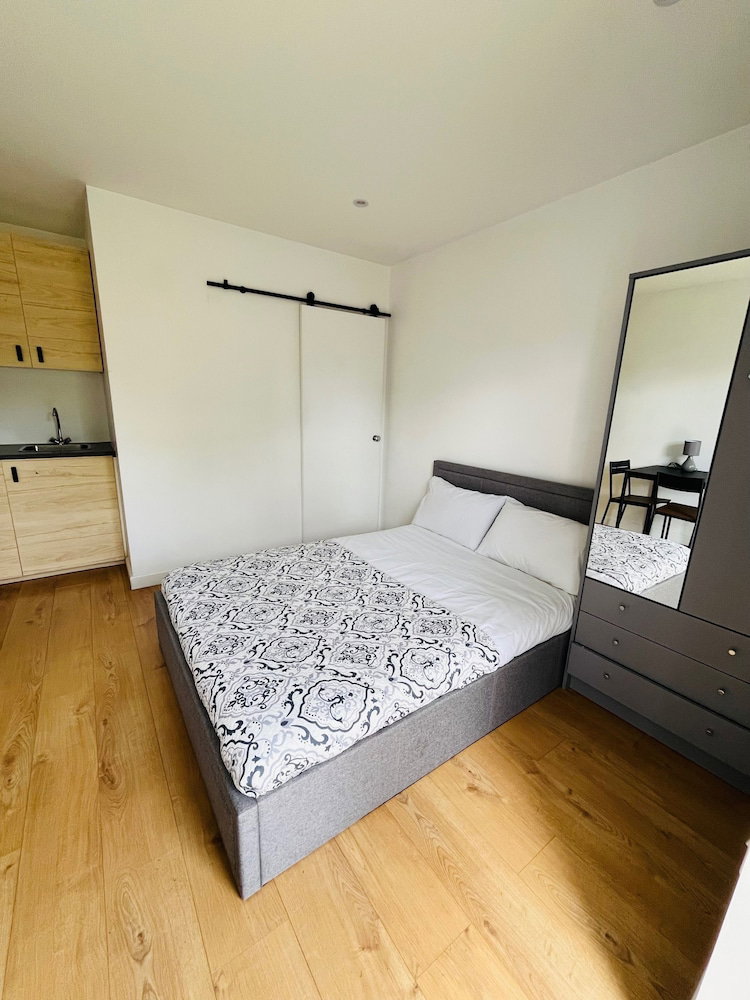 Studio Sleeps 2 With Garden And Parking