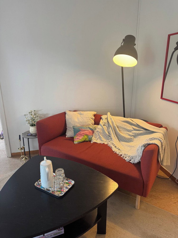 Hotel Cozy 2-Bedroom Apartment In Central Rågsved, Stockholm