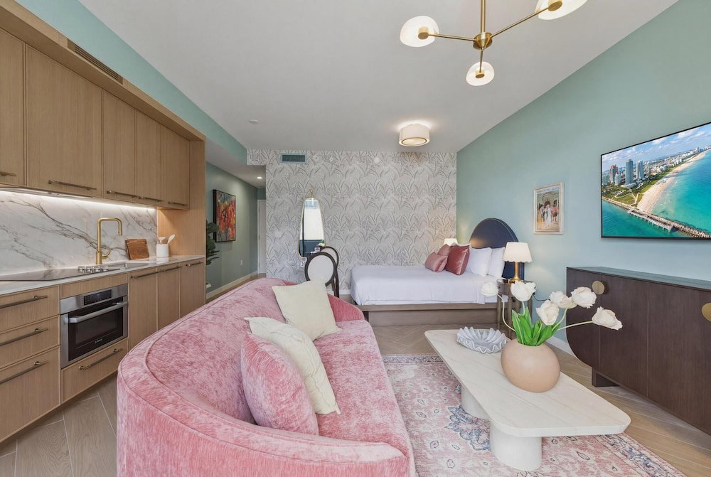 Luxury Wynwood Studio: Walk To Art, Dining & Nightlife