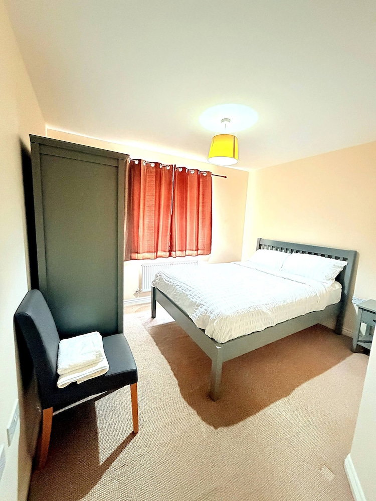 Bright & Cosy 1-Bed Flat With Free Parking