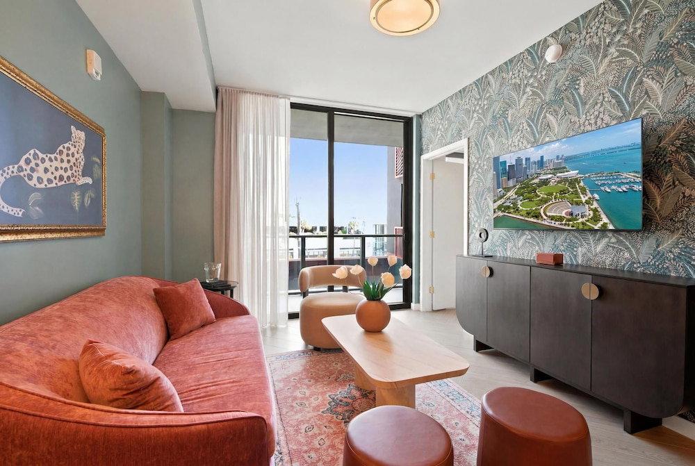 Walk To Wynwood Walls 1Br + Den 2 Baths