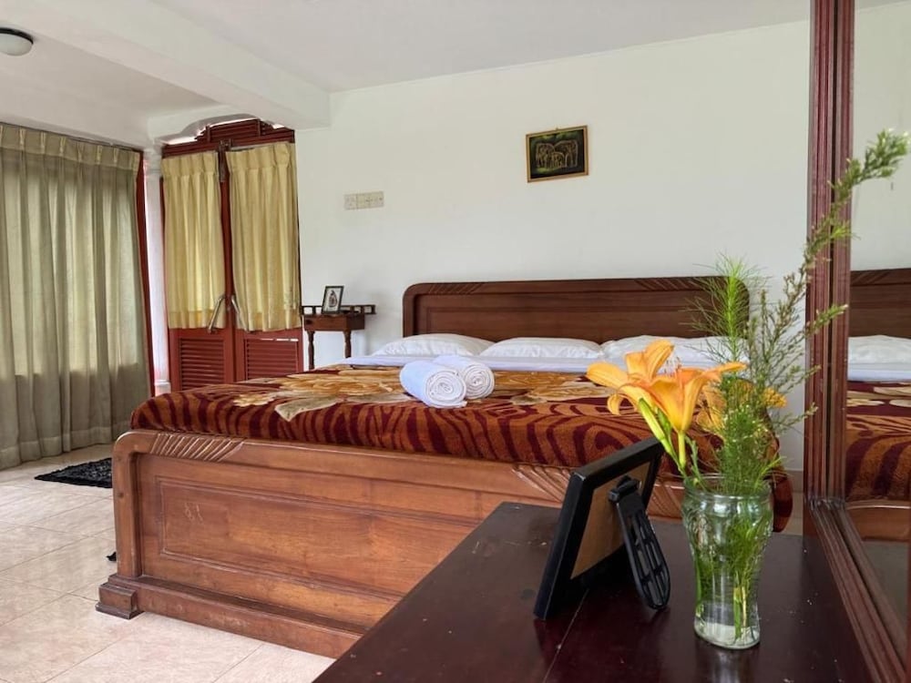 Channa Hotel And Rest Labookellie