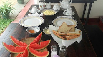 Hotel Araliya White House