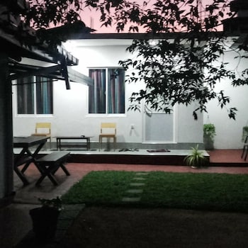 Araliya White House