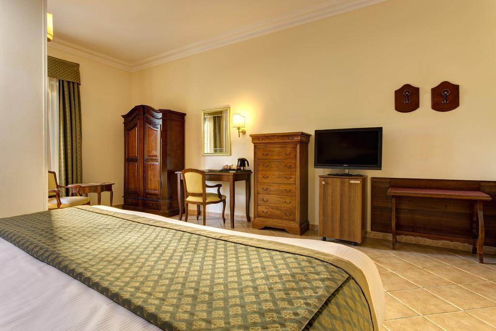 Hotel Athena