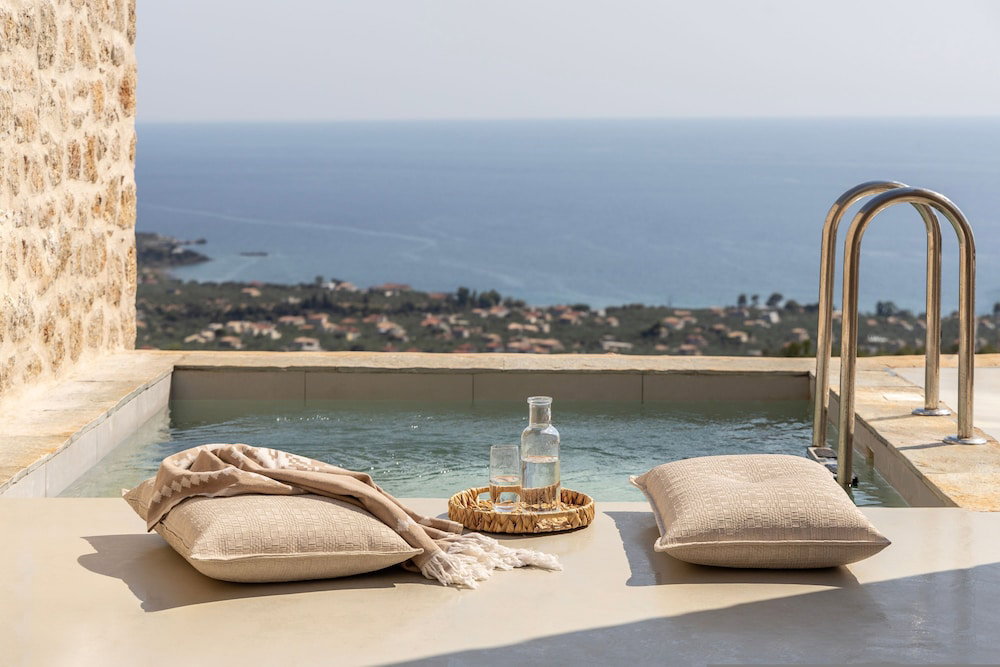 Eks Mani Peninsula Retreat