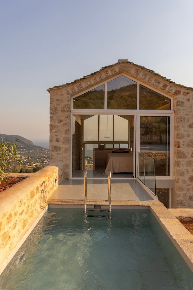 Eks Mani Peninsula Retreat