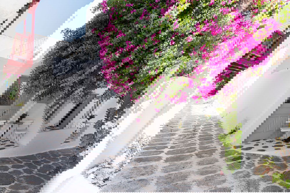 Hotel Lirous Studios