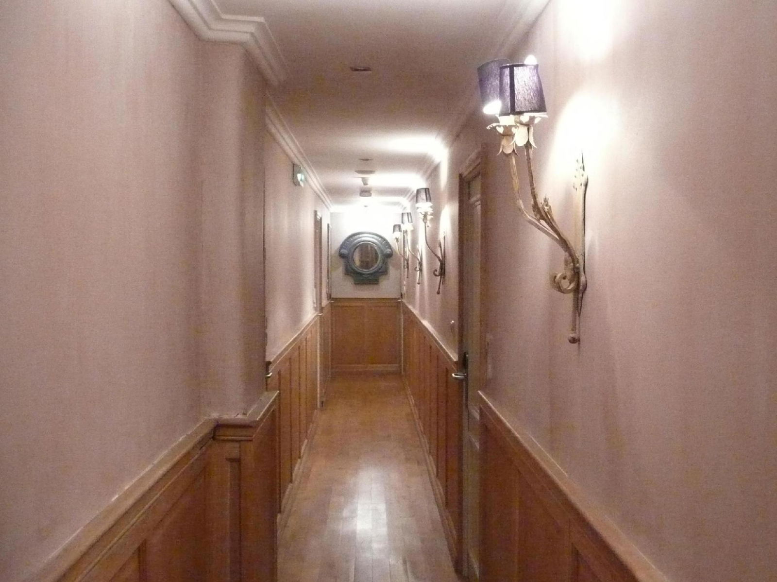 Hotel Le Petit Trianon Et Le Charme Des Suites