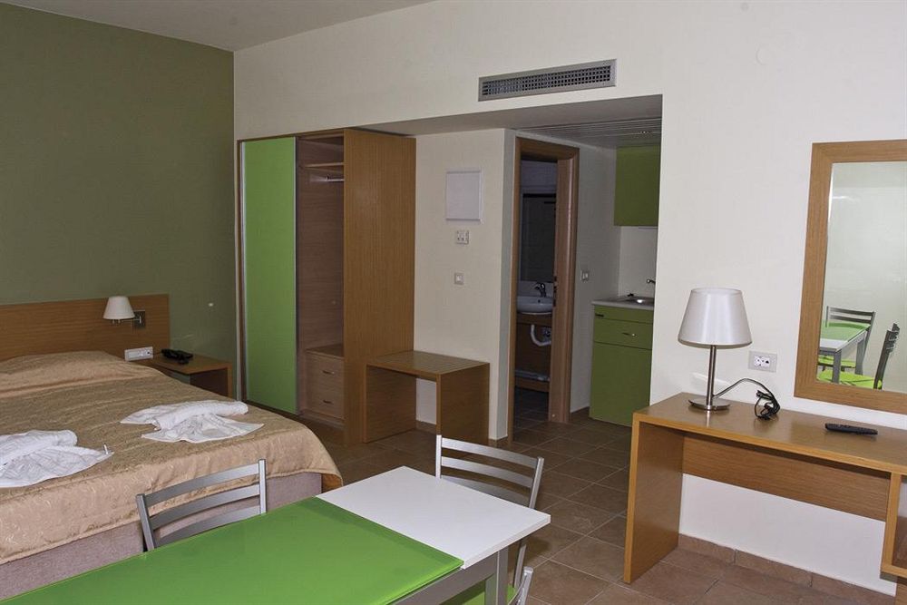 dal travel Athina Beach