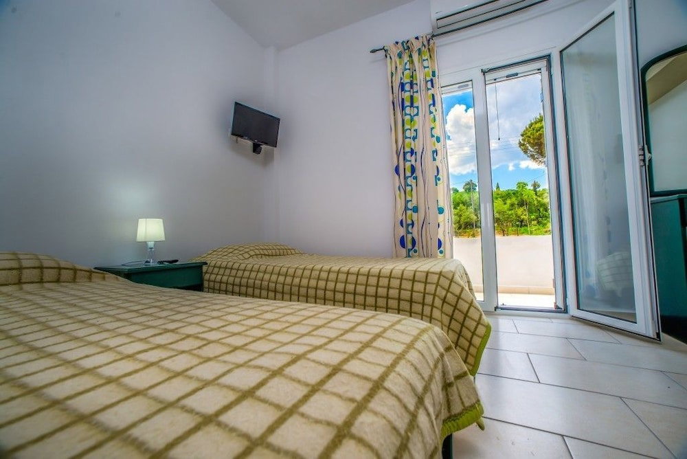 Tesys Studios & Apartments