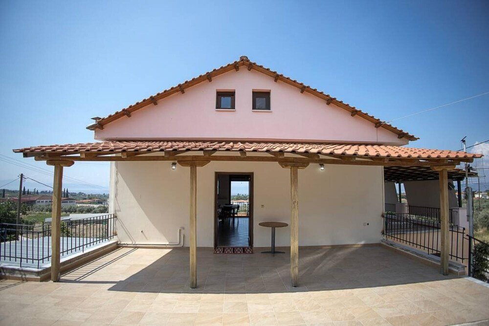 Foula House In Magnisia