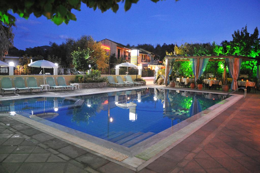 Makis Studios And Apartments