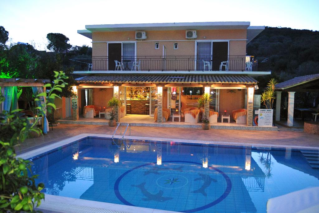 Makis Studios And Apartments
