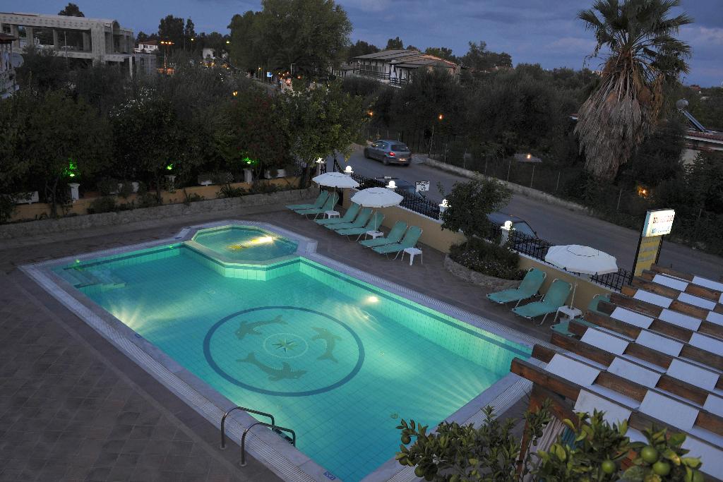 Makis Studios And Apartments