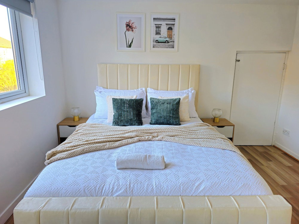 Spacious Haven With Free Parking
