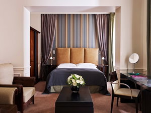 Hotel La Tremoille cazare Paris